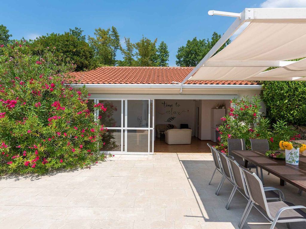 Villa mit Terrasse, Klima und Pool