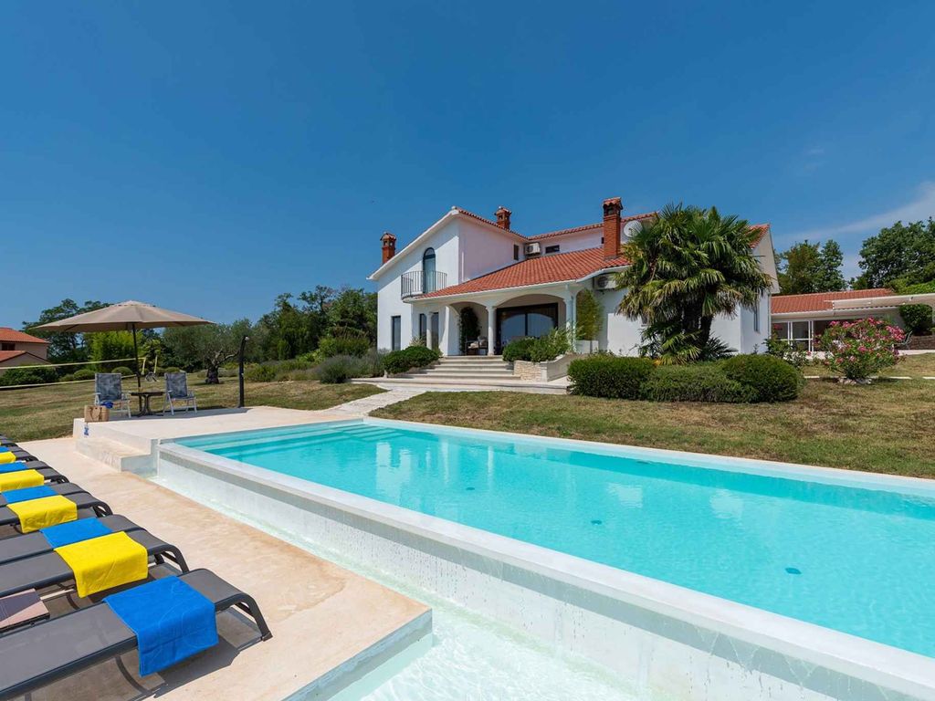 Villa mit Terrasse, Klima und Pool