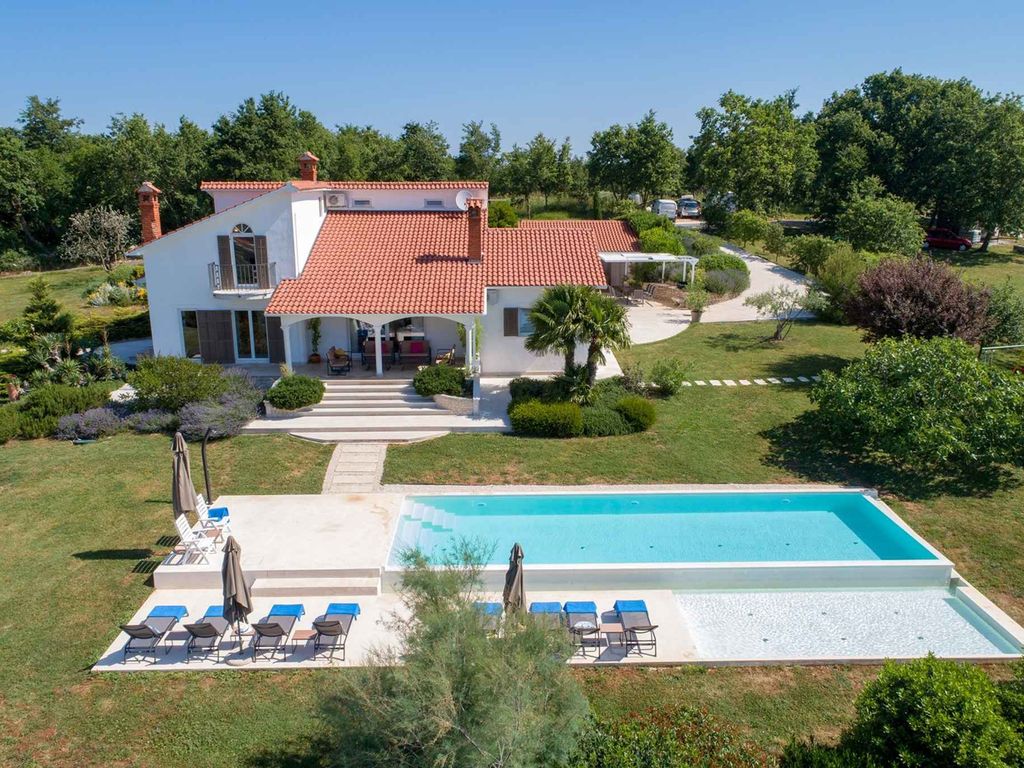 Villa mit Terrasse, Klima und Pool