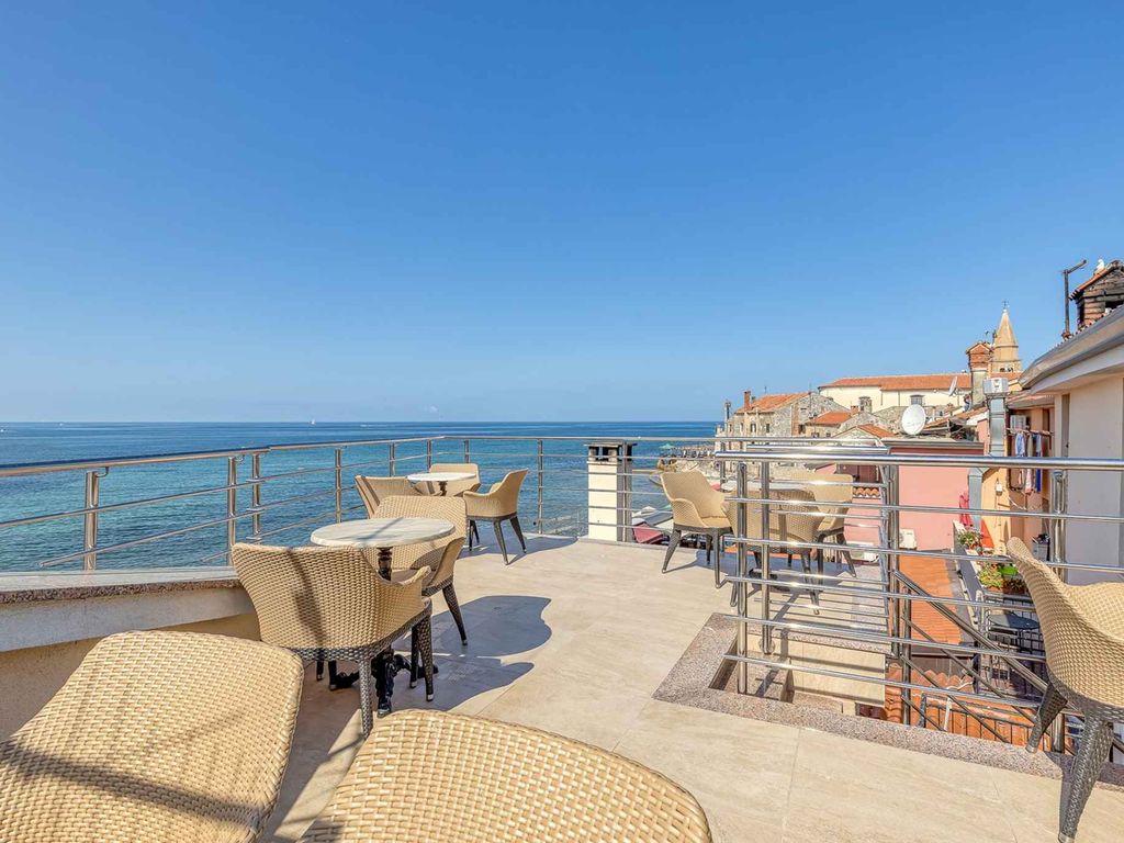 Ferienwohnung mit wunderschönem Blick von der Dachterrasse auf den Strand