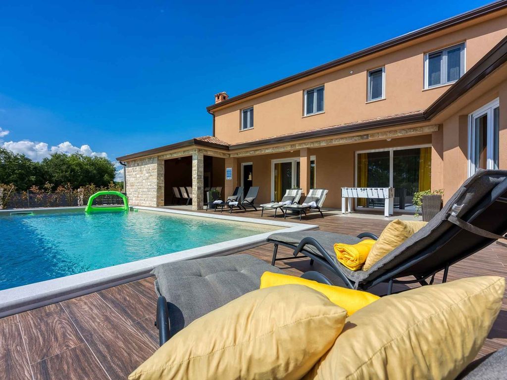 Villa mit Pool und Klimaanlage