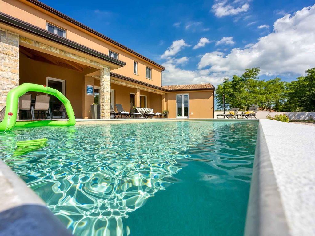 Villa mit Pool und Klimaanlage