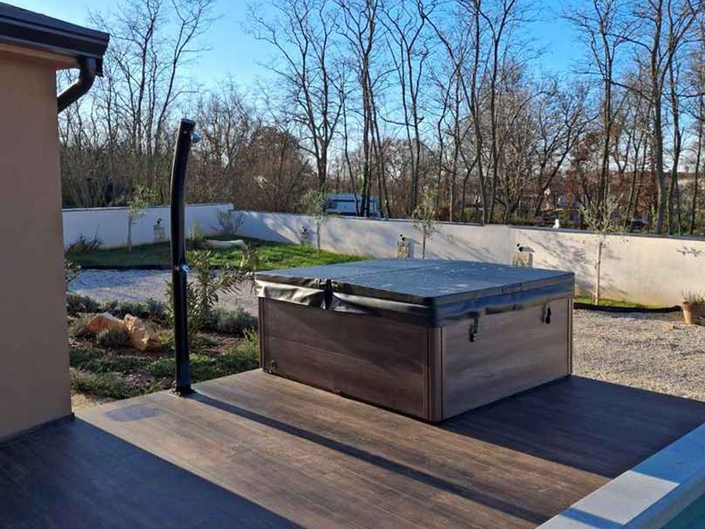 Villa mit Pool und Klimaanlage