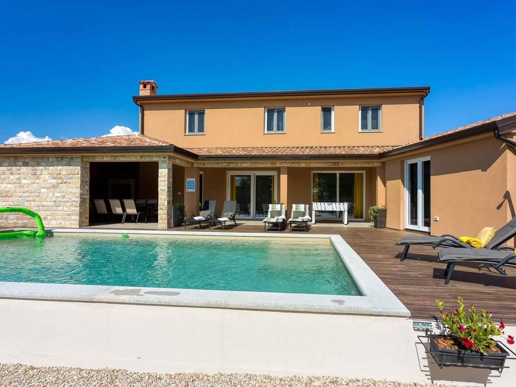 Villa mit Pool und Klimaanlage