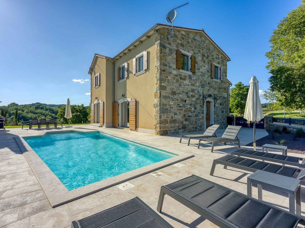 Villa aus Tradition und Moderne im Herzen Istriens mit Pool