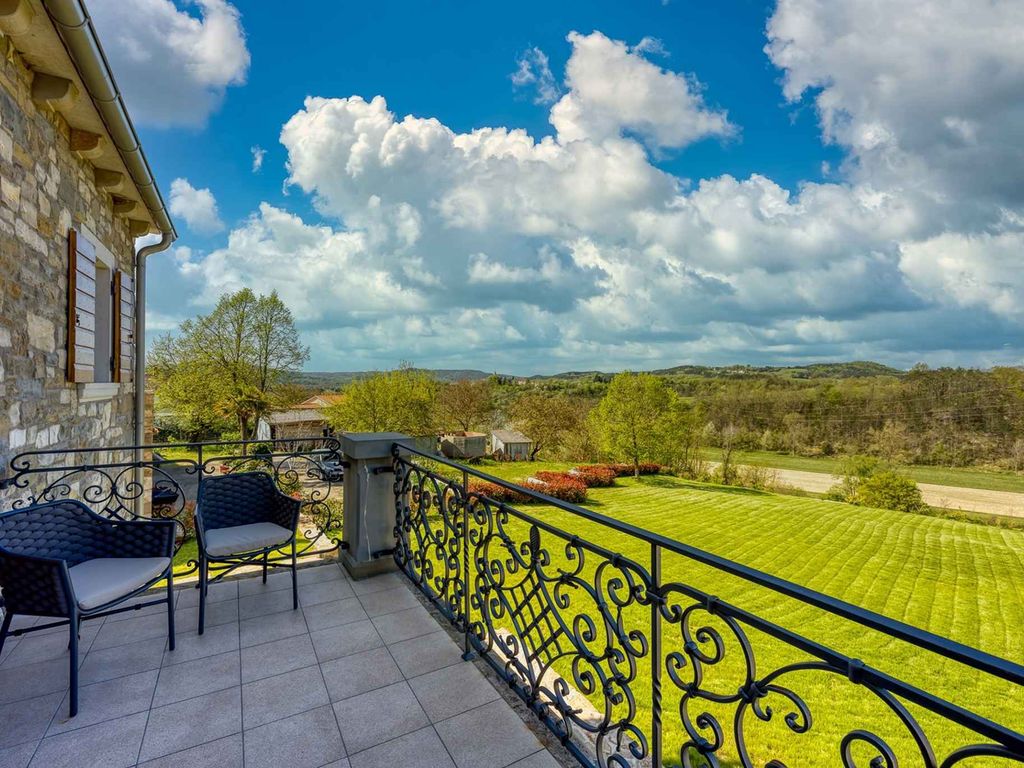 Villa aus Tradition und Moderne im Herzen Istriens mit Pool