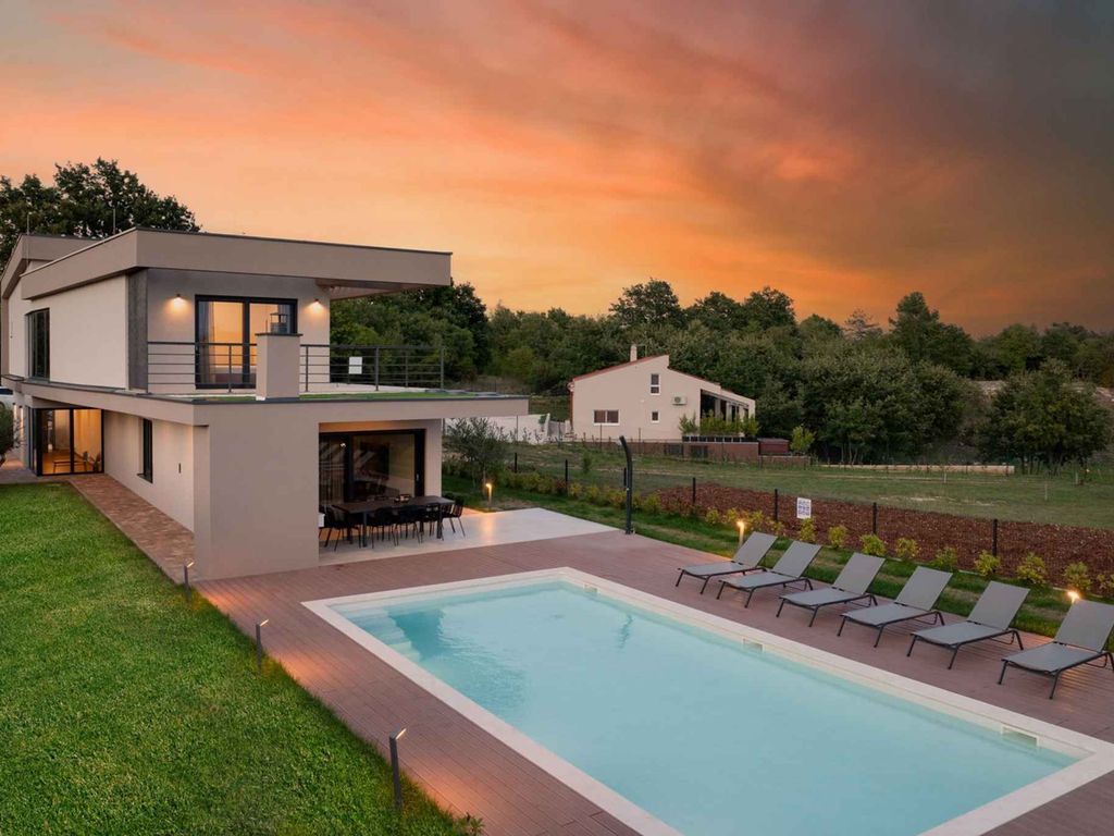 Villa mit beheizter Pool und Klimaanlage