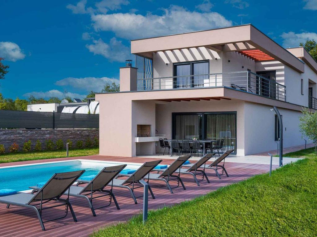 Villa mit beheizter Pool und Klimaanlage