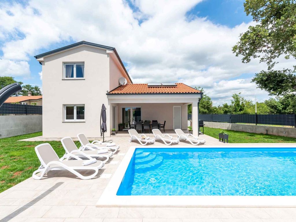 Villa mit Pool und Klimaanlage