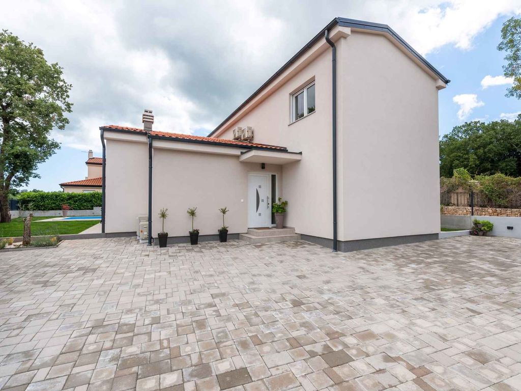 Villa mit Pool und Klimaanlage