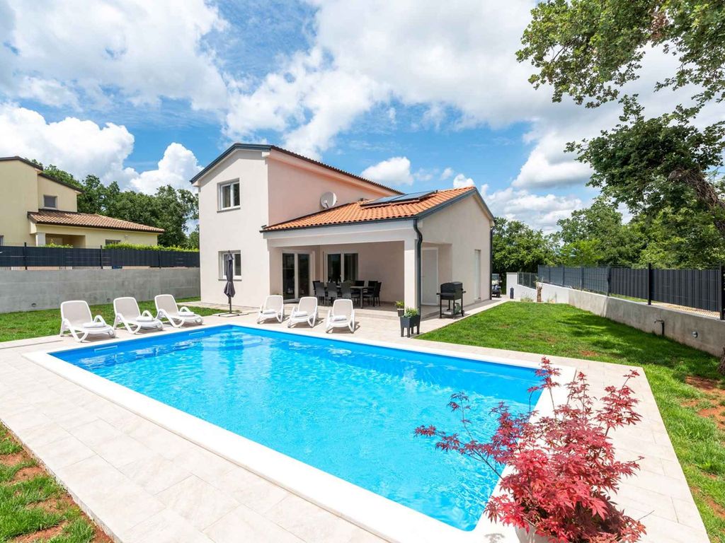 Villa mit Pool und Klimaanlage