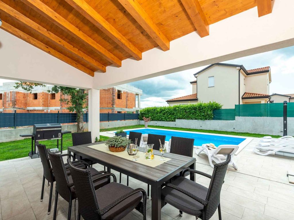 Villa mit Pool und Klimaanlage