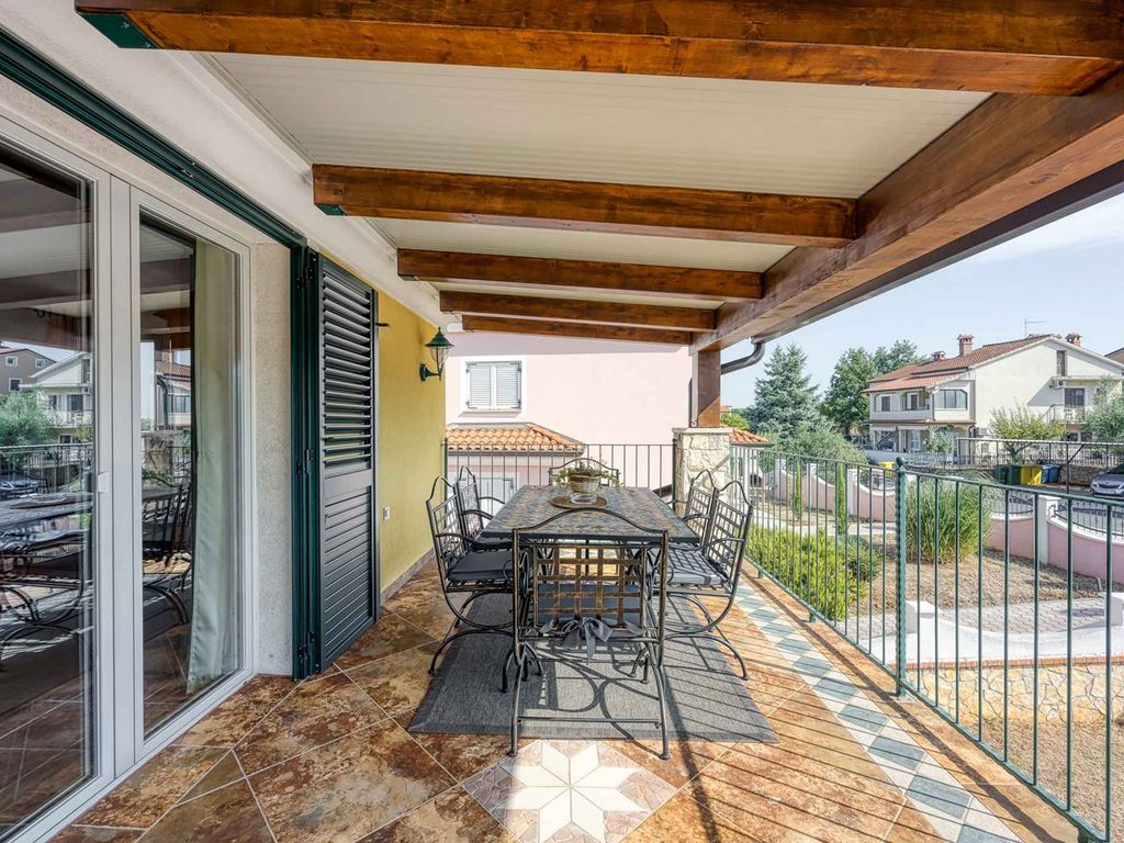 Ferienwohnung mit drei Schlafzimmern, Gemeinschaftspool, Balkon und privatem Parkplatz bei Umag