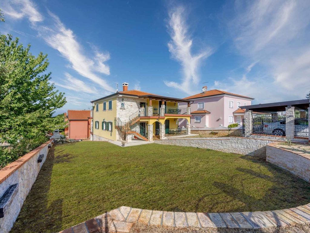 Ferienwohnung mit drei Schlafzimmern, Gemeinschaftspool, Balkon und privatem Parkplatz bei Umag