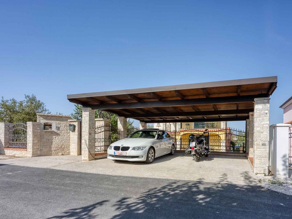 Ferienwohnung mit drei Schlafzimmern, Gemeinschaftspool, Balkon und privatem Parkplatz bei Umag