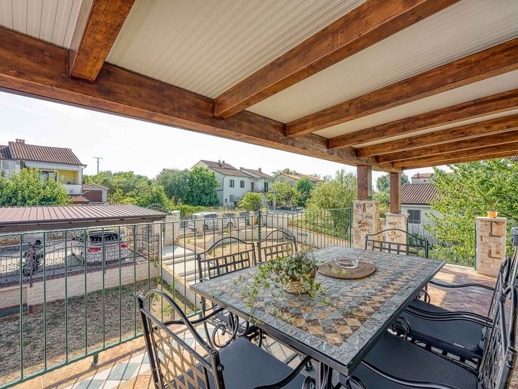 Ferienwohnung mit drei Schlafzimmern, Gemeinschaftspool, Balkon und privatem Parkplatz bei Umag