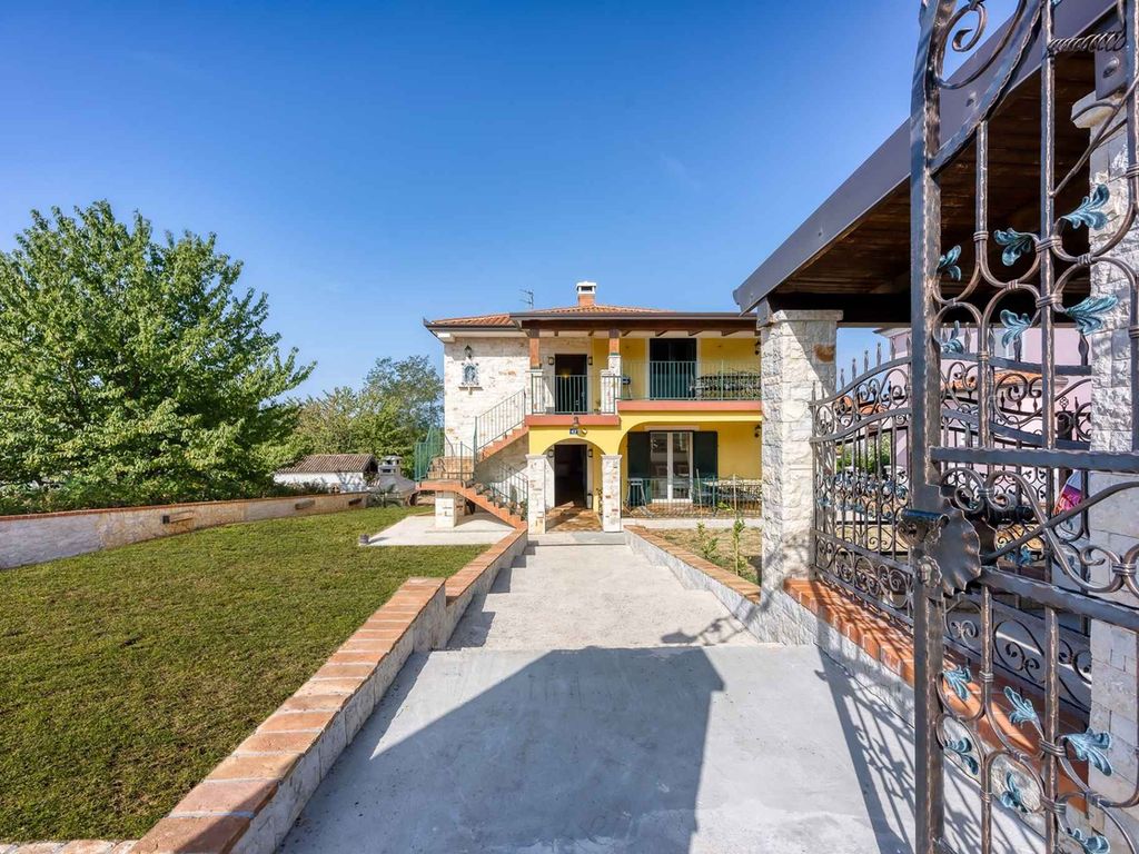 Ferienwohnung mit drei Schlafzimmern, Gemeinschaftspool, Balkon und privatem Parkplatz bei Umag