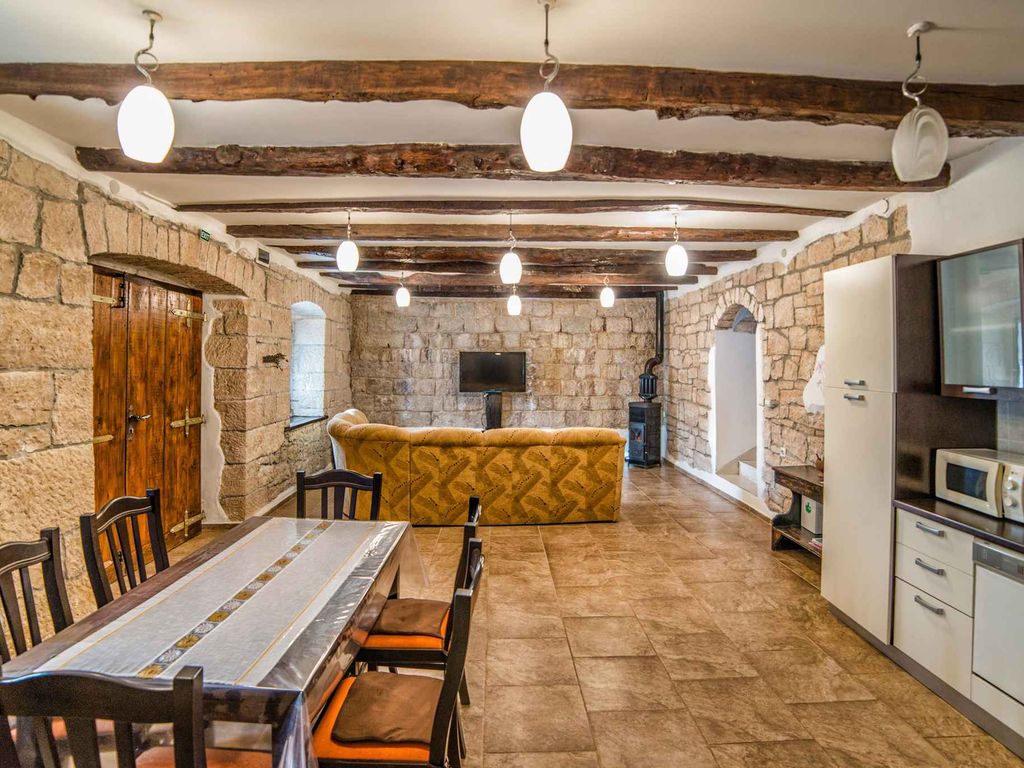 Rustikales aber modern ausgestattetes Ferienhaus in der Nähe der Stadt Pazin