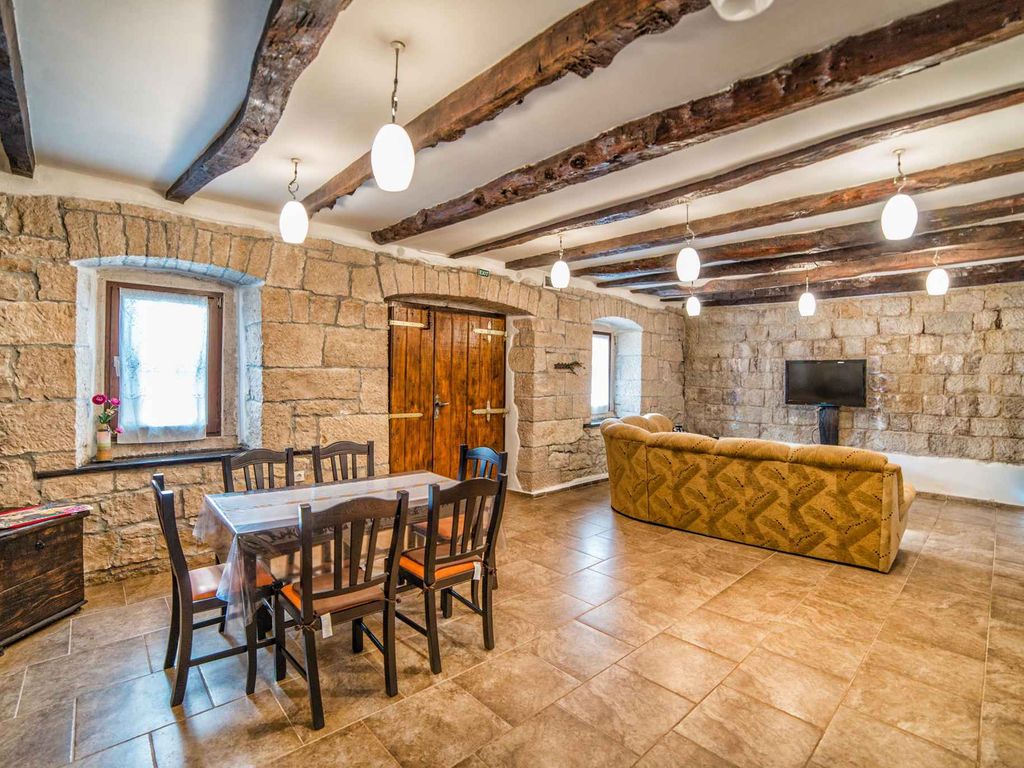 Rustikales aber modern ausgestattetes Ferienhaus in der Nähe der Stadt Pazin