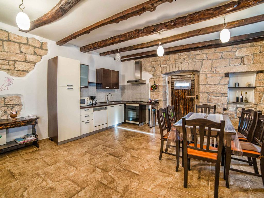 Rustikales aber modern ausgestattetes Ferienhaus in der Nähe der Stadt Pazin