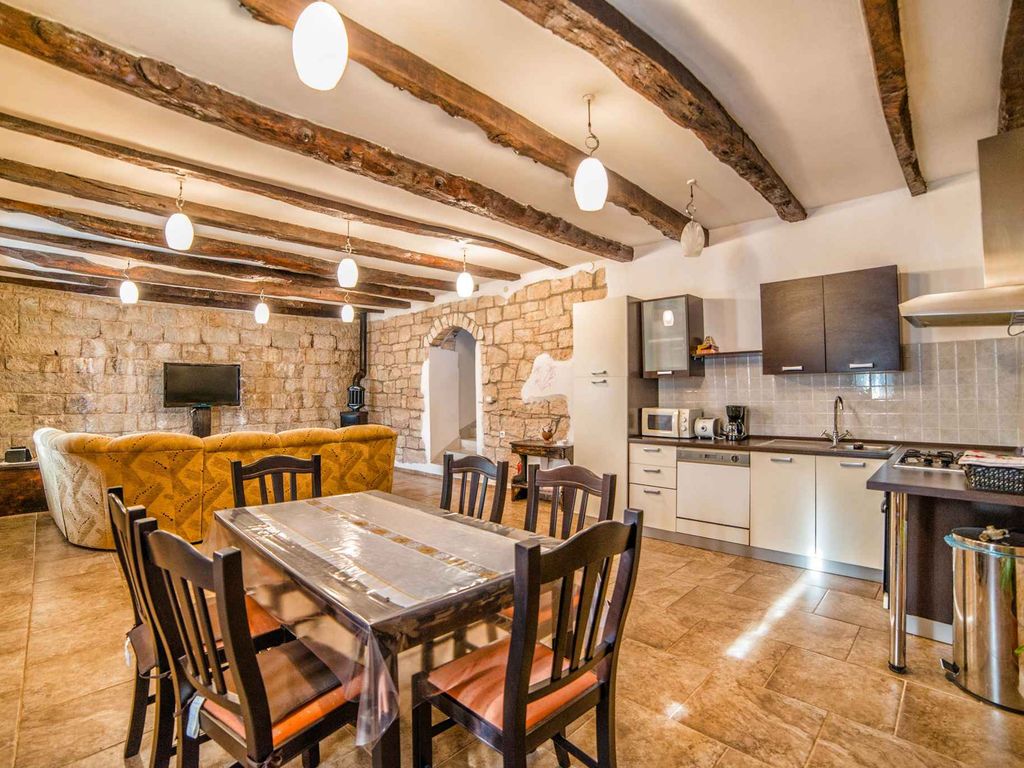 Rustikales aber modern ausgestattetes Ferienhaus in der Nähe der Stadt Pazin