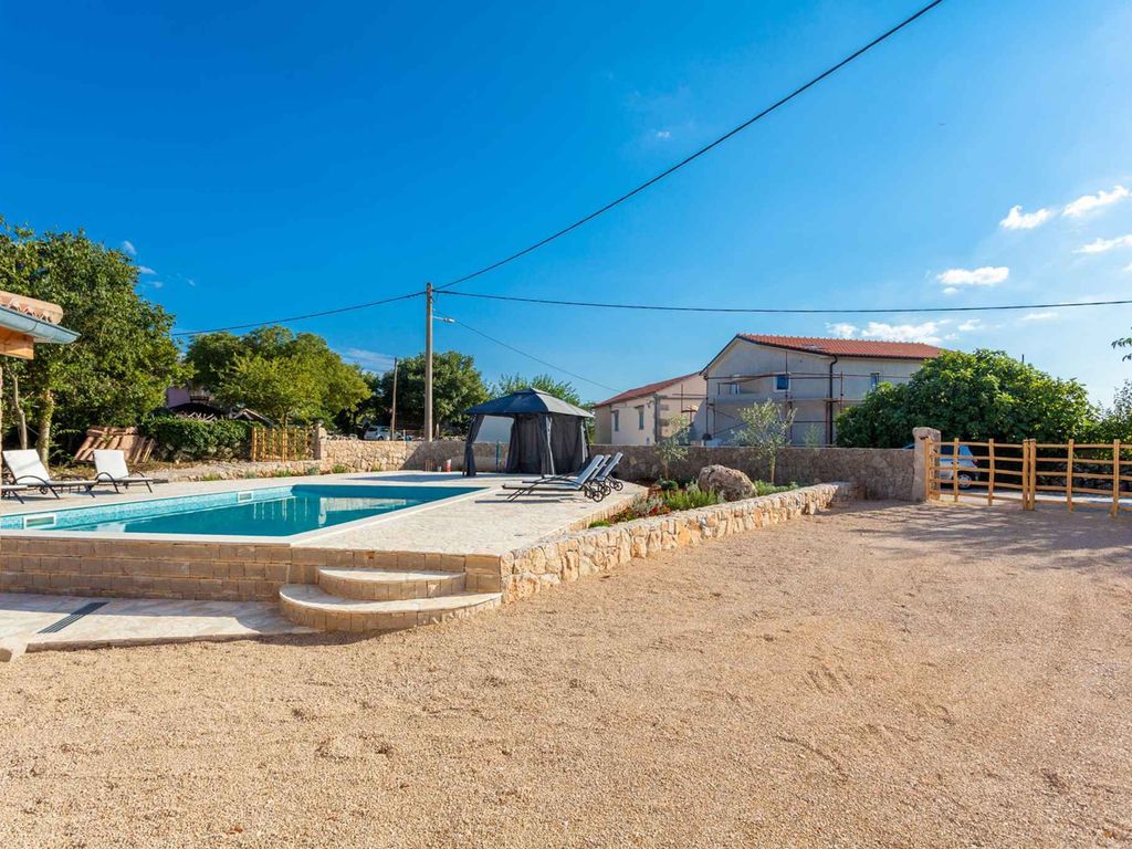 Villa Nice and spacious villa Lusa with pool