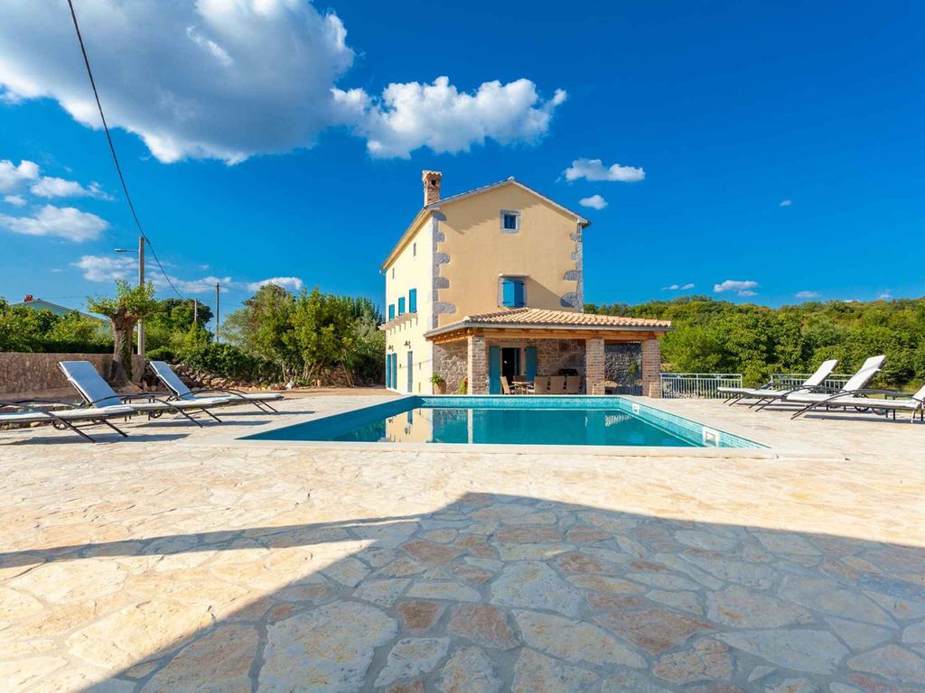 Villa Nice and spacious villa Lusa with pool