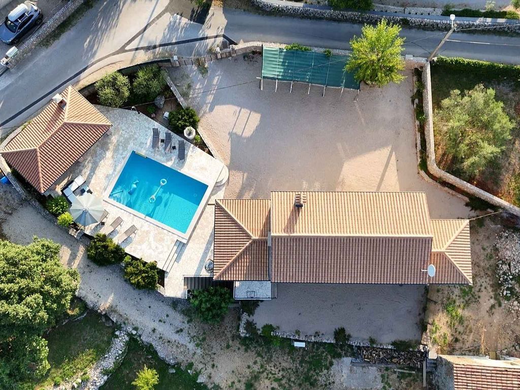 Villa Nice and spacious villa Lusa with pool