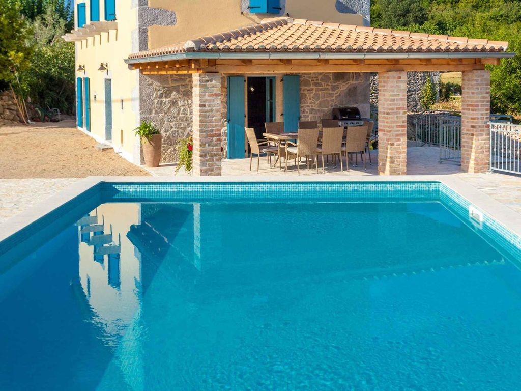 Villa Nice and spacious villa Lusa with pool