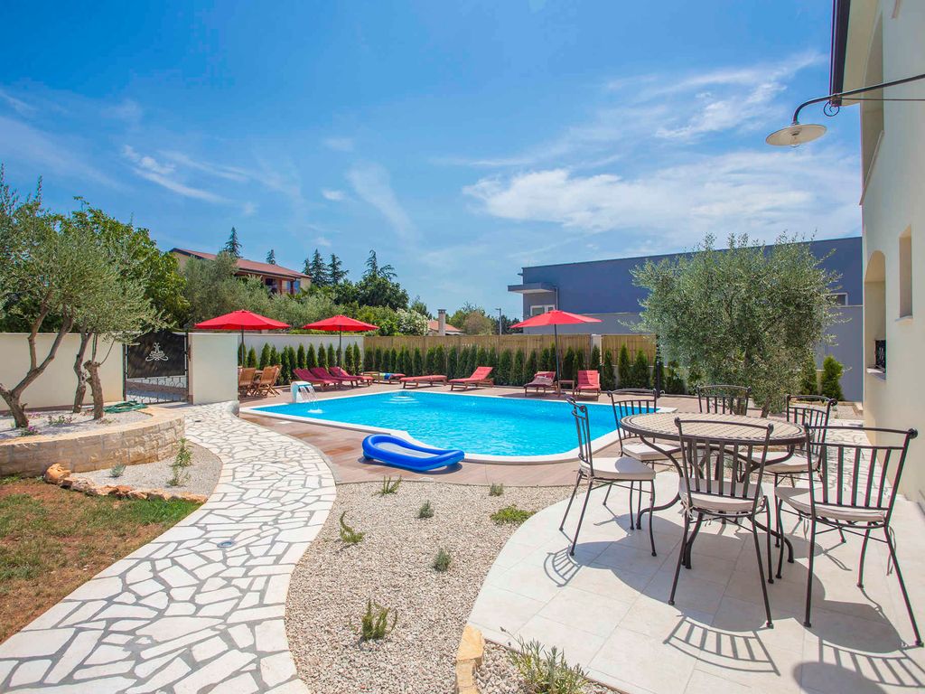 Ferienwohnung mit Pool und Gartengrill