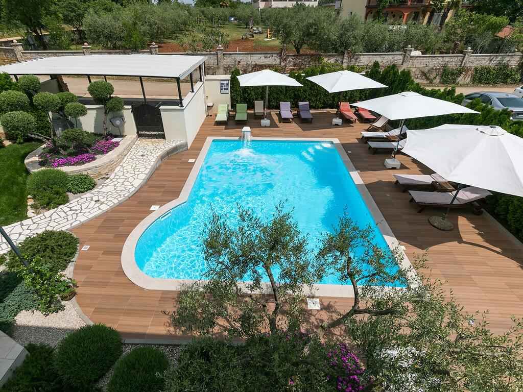 Ferienwohnung mit Pool und Gartengrill