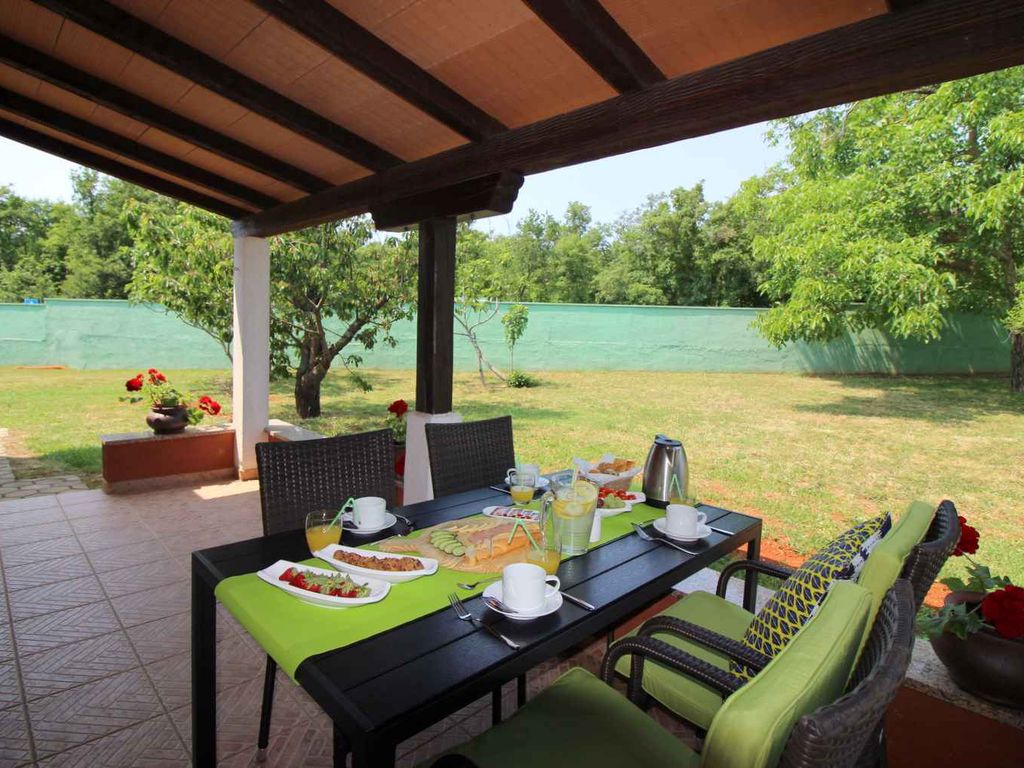 Bungalow mit Außenpool und Klimaanlage
