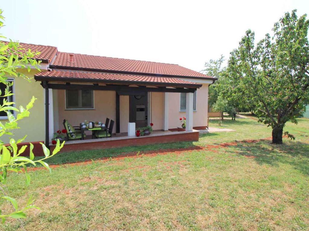 Bungalow mit Außenpool und Klimaanlage