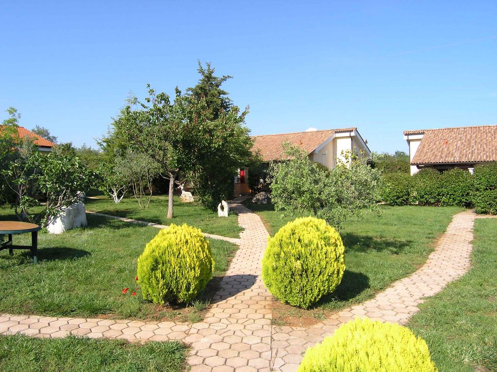 Bungalow mit Außenpool und Klimaanlage