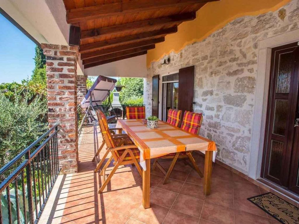Ferienhaus mit Garten und Klimaanlage