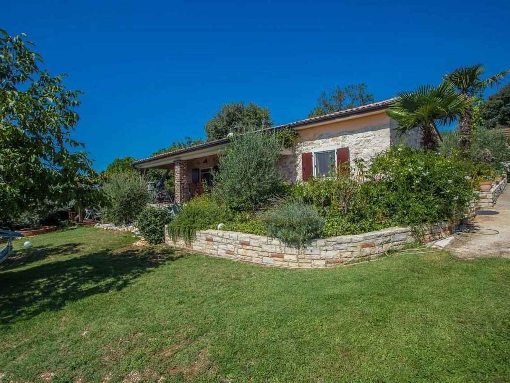 Ferienhaus mit Garten und Klimaanlage