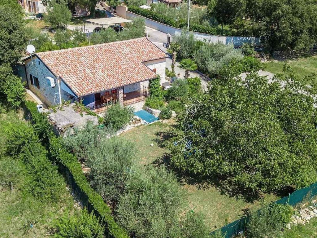 Ferienhaus mit Garten und Klimaanlage