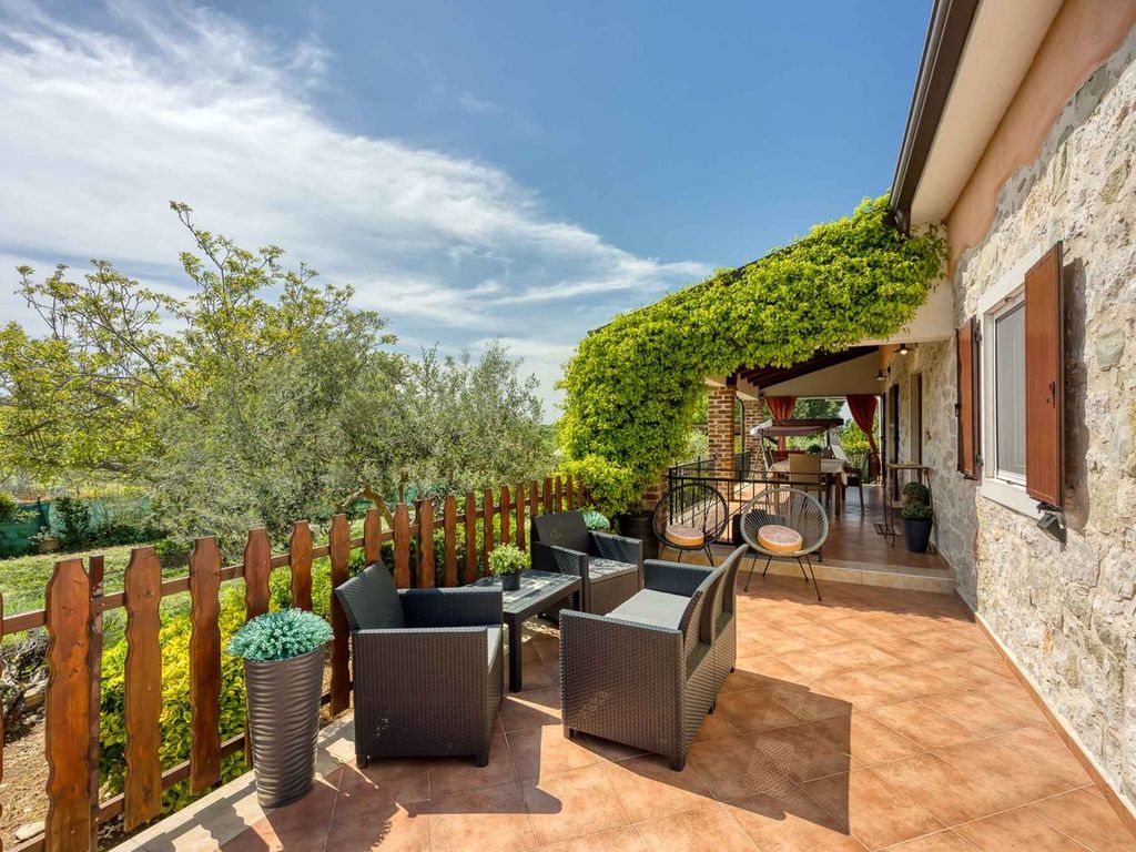Ferienhaus mit Garten und Klimaanlage