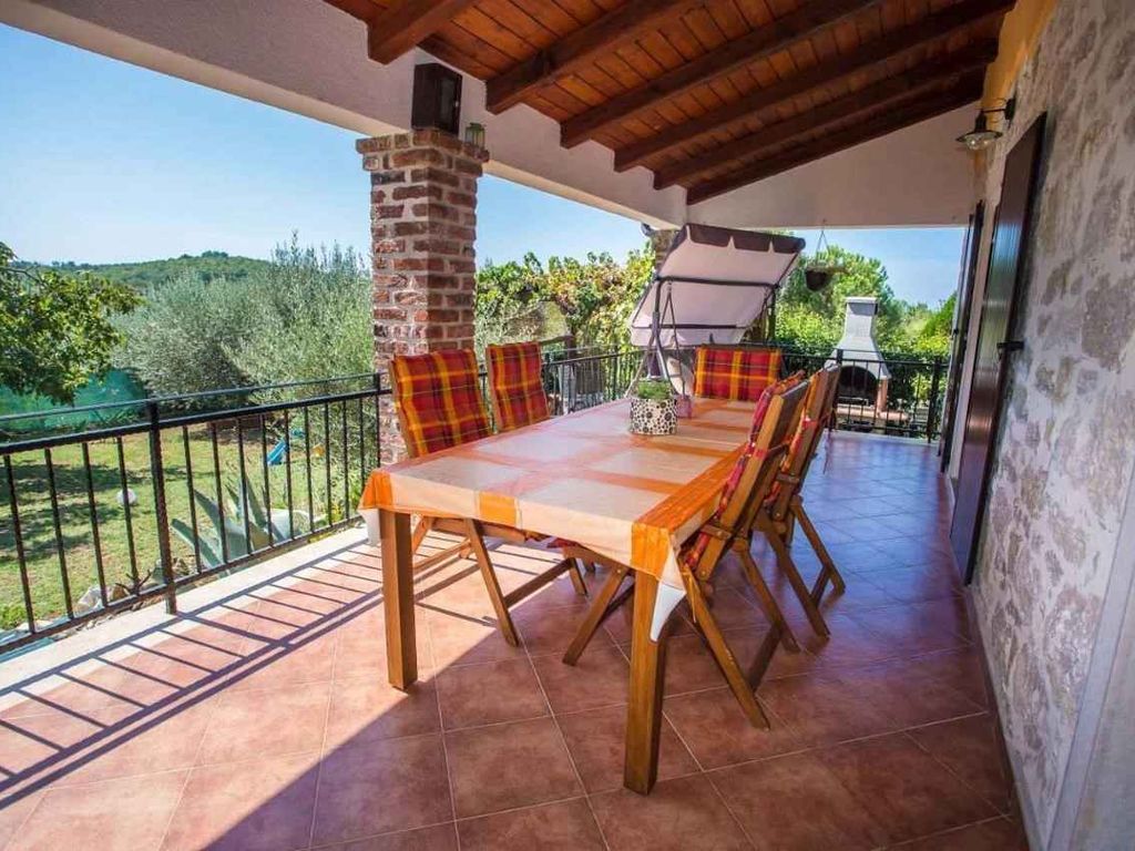 Ferienhaus mit Garten und Klimaanlage