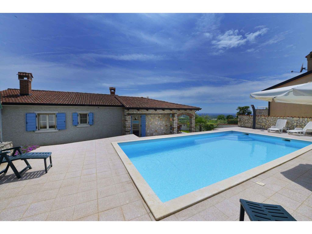 Villa mit Pool und Klimaanlage