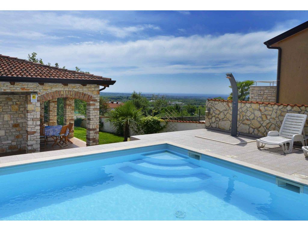 Villa mit Pool und Klimaanlage