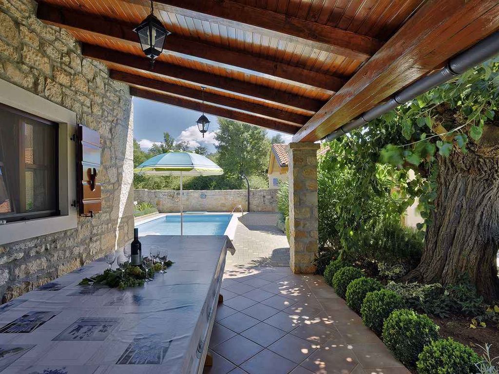 Ferienhaus mit privatem Pool und Außendusche