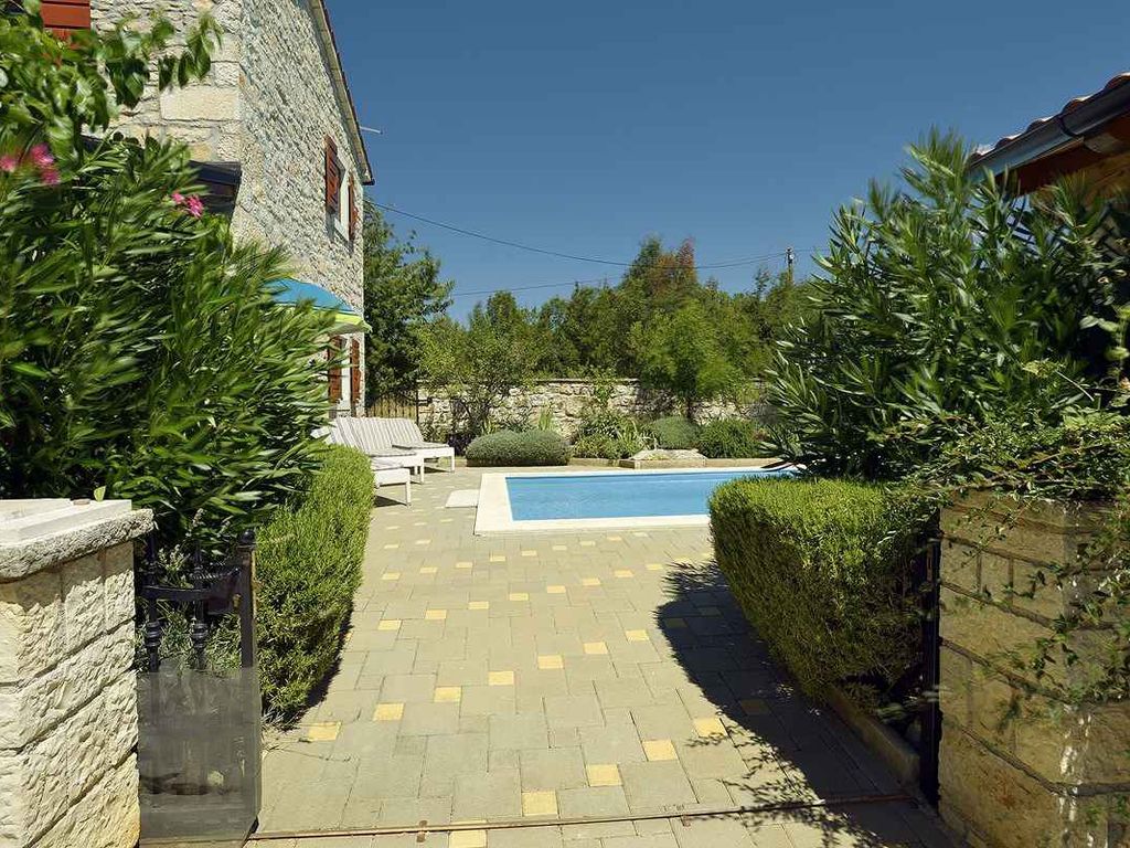 Ferienhaus mit privatem Pool und Außendusche