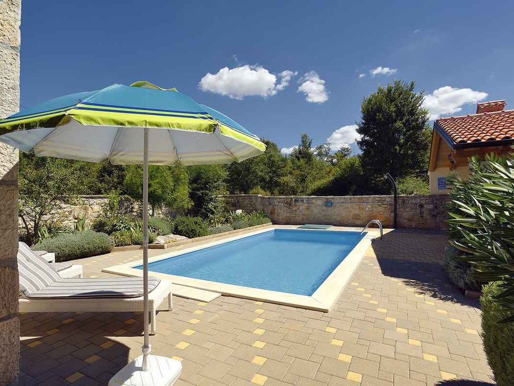 Ferienhaus mit privatem Pool und Außendusche