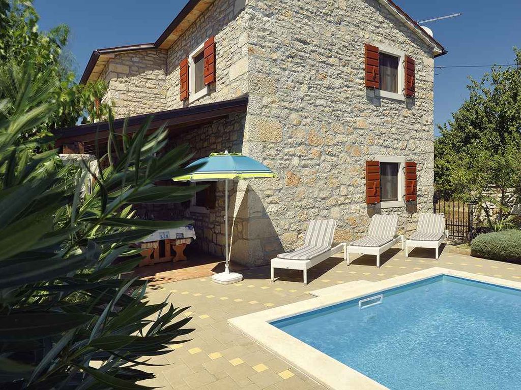 Ferienhaus mit privatem Pool und Außendusche