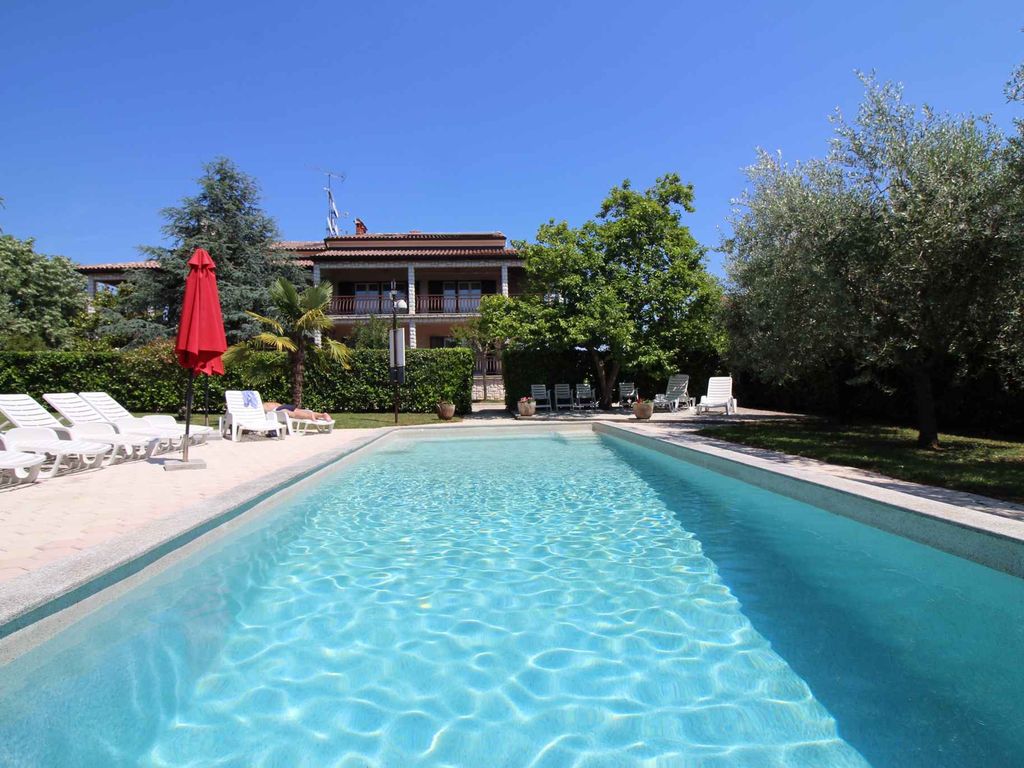 Bungalow mit Pool und Klimaanlage