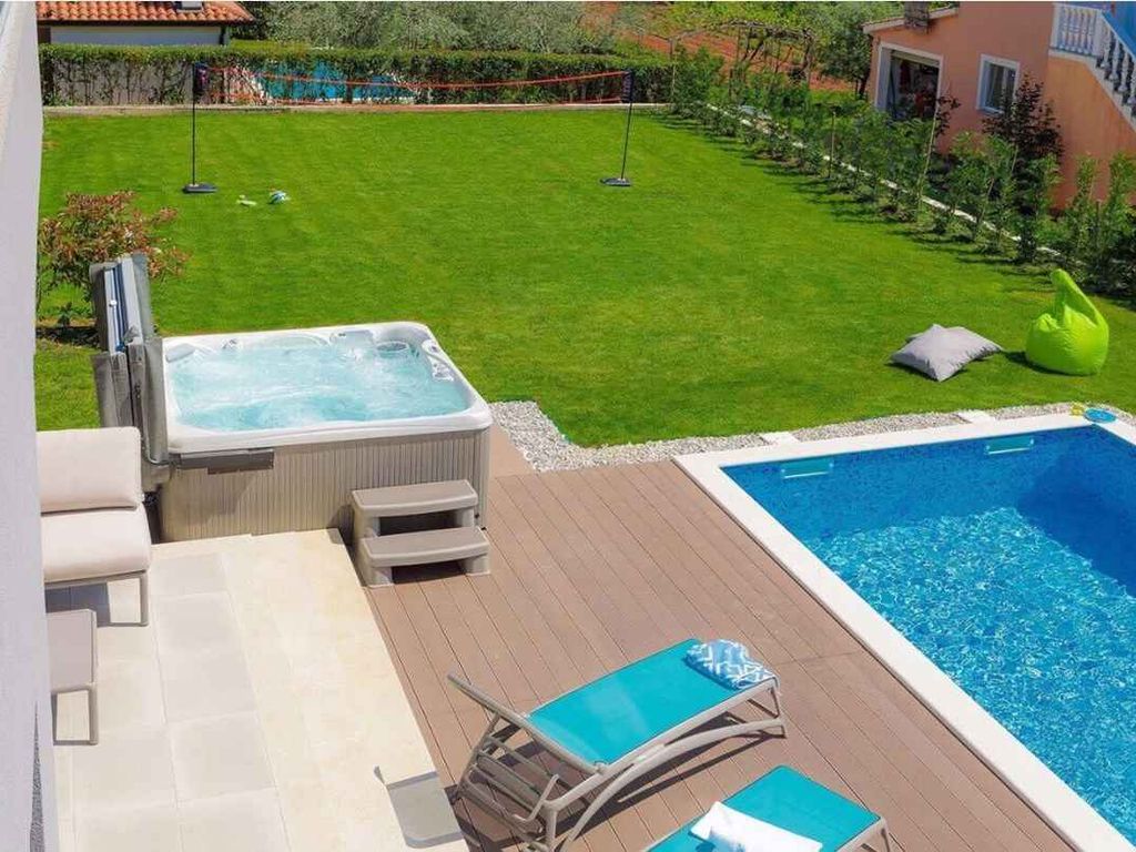 Villa mit Pool, Jacuzzi und Spielfeld