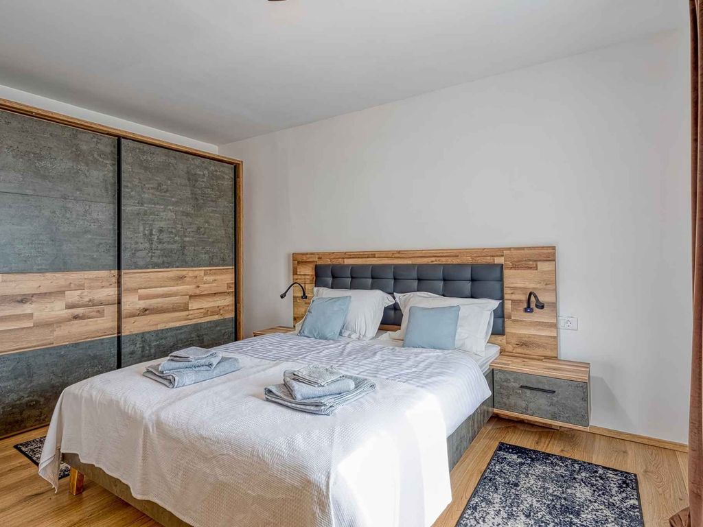 Ferienhaus mit zwei Schlafzimmern für 4 bis 6 Personen, haustierfreundlich, kostenloses WLAN, umzäunter Garten, klimatisiert