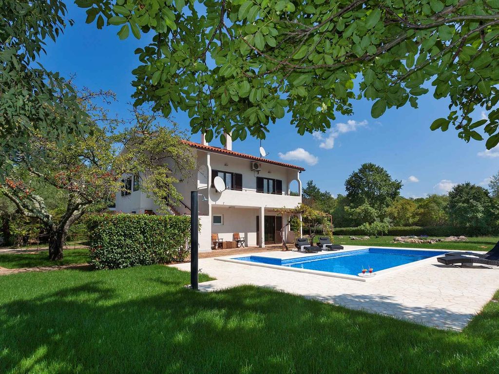 Ferienwohnung mit privatem Pool und Garten