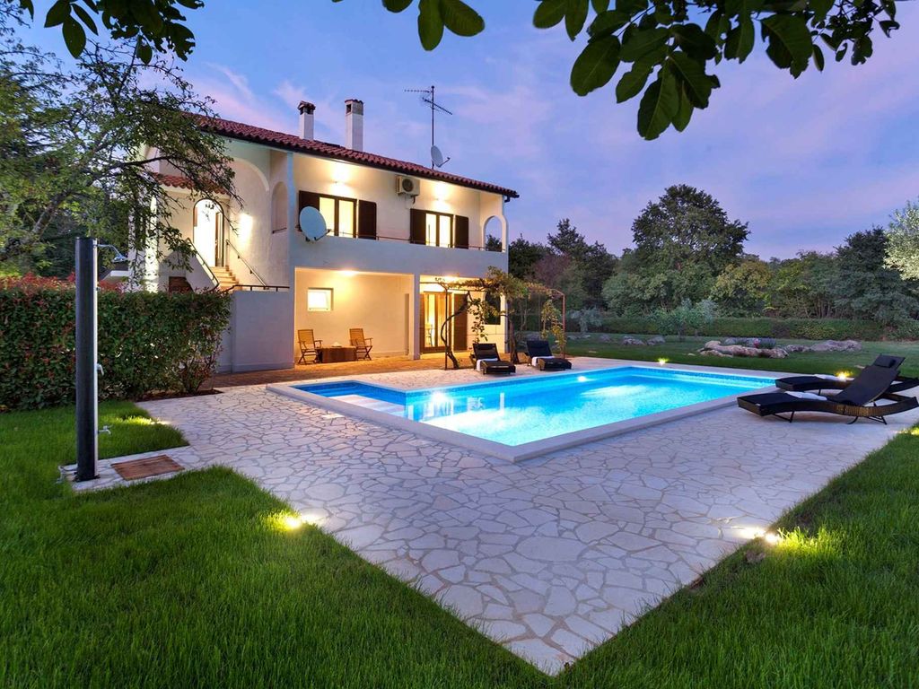 Ferienwohnung mit privatem Pool und Garten